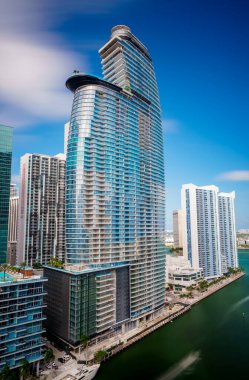 Miami, FL, ABD - 9 Şubat 2023: Yeni inşa edilen Aston Martin Konutları Miami Nehri 'nin fotoğrafı. Uzun süreli su ve gökyüzü bulanıklığı