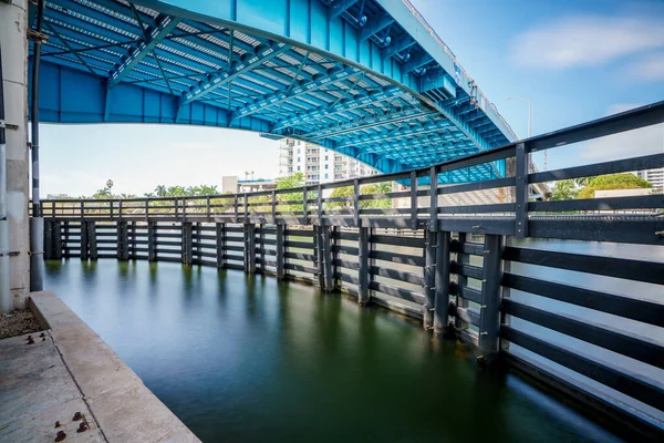 迈阿密河上的W旗拖曳桥的长期曝光照片 — 图库照片