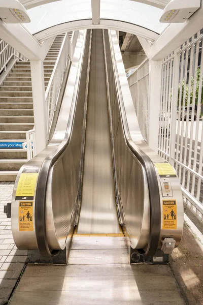 Desenfoque Movimiento Larga Exposición Una Escalera Mecánica Ciudad — Foto de Stock