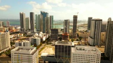 Miami şehir merkezinden doğuya dönen bir hava görüntüsü. Şehir merkezinin 4k drone görüntüsü