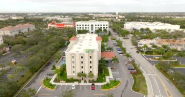 Havadan çekilmiş Holiday Inn Express Suites Miramar. 5k drone görüntüsü