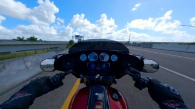 Sunrise, FL, ABD - 10 Şubat 2023: Pov fpv Harley Davidson Sokağı Süzülüş 120 yıl dönümü baskısı 2023 otoyolda sesli