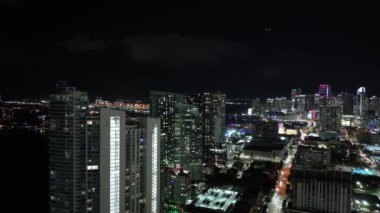 Miami 'yi vurdular. 4k hava gece drone videosu
