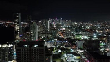 Miami 'deki hava gece modu. Biscayne Bulvarı 4k İHA görüntüsü yaklaşıyor.