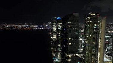 Miami Körfezi 'nde kabarcıklar var. Gece hava aracı videosu 4k