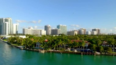 Havadan çekilen roket, Bal Harbour 'un lüks malikanelerini ortaya çıkardı.