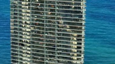 Armani Casa, Sunny Isles Sahili 'nin balkonlarında, arka planda okyanus olan havadan yakın çekim evleri.