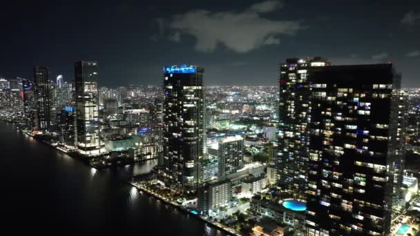 夜空中扫视全景迈阿密市中心海湾的灯光 — 图库视频影像
