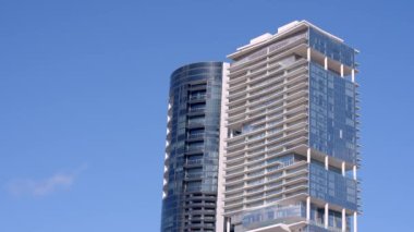 Mavi gökyüzündeki yüksek kuleler Miami Sunny Isles Sahili
