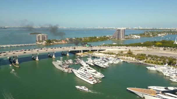 Wiadomości Lotnicze Wideo Płonący Samochód Miami Macarthur Causeway Niedziela Lutego — Wideo stockowe
