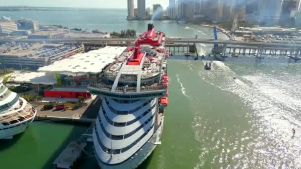 Luchtdrone Video Virgin Voyages Valiant Lady Bij Port Miami Terminal — Stockvideo