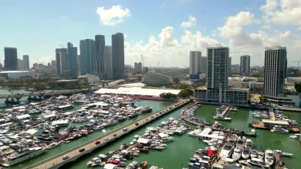 Aerial Ascent Rising Video Miami International Boat Show Feb 2023 — Vídeos de Stock