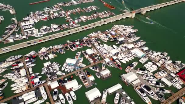 Aerial Orbit Miami Boat Show Venetian Causeway Circa 2023 — Stok video