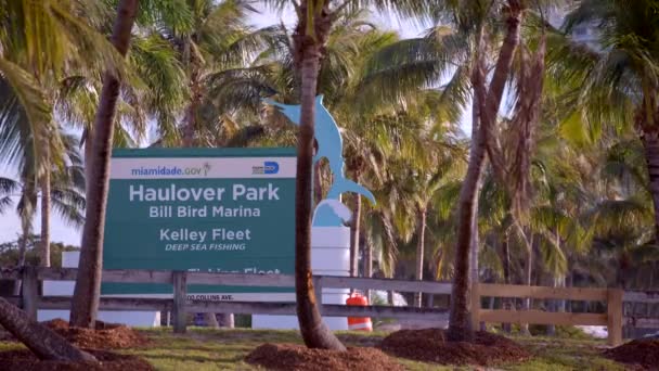 Video Haulover Park Miami Beach Entrance Sign Movbeskrivning — Stockvideo
