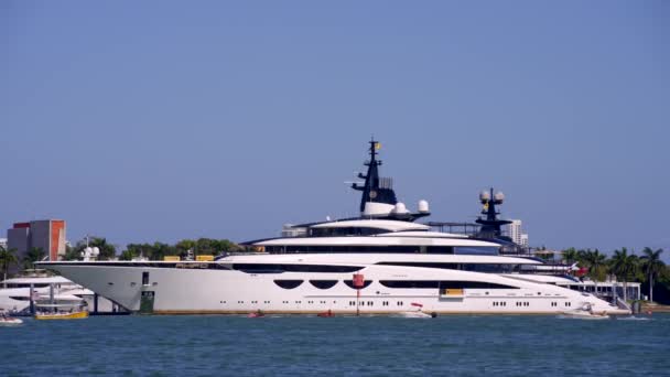 Motor Yacht Ahpo Miami International Boat Show 2023 — Stockvideo
