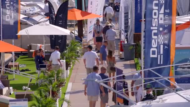 8Kの映像観光客マイアミ国際ボートショーでボートを買う — ストック動画