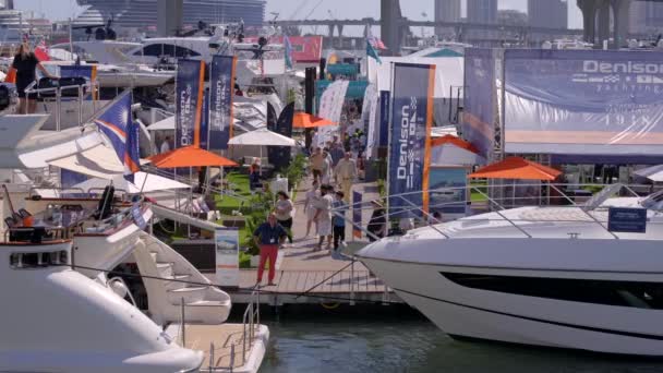 Video Crowds Tourists Miami International Boat Show — Stock Video