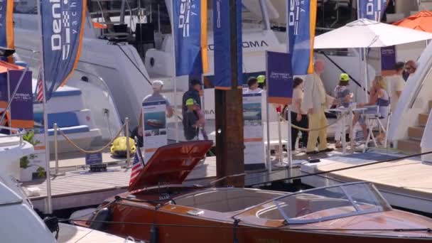 Close Mensen Lopen Dokken Miami Boat Show Circa 2023 — Stockvideo