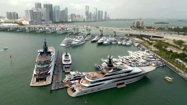 Yacht Kismet Miami International Boat Show 2023 — Stockvideo