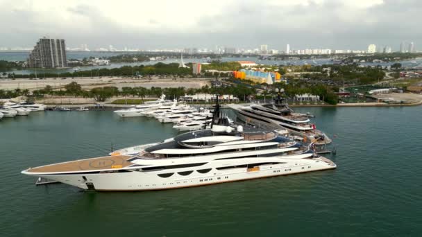 Суперяхта Ahpo Miami International Boat Show — стоковое видео