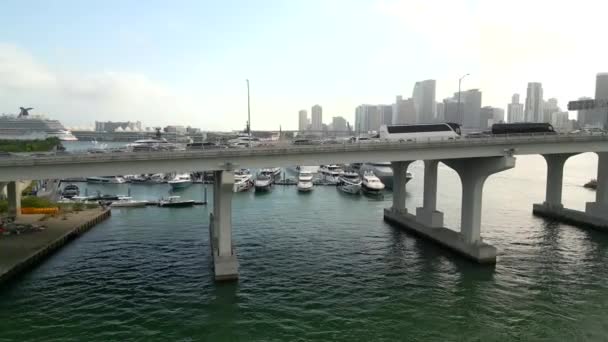 マイアミ国際ボートショーでの航空ビデオスーパーヨット マイアミ マッカーサー コーズウェイの背後に明らかに — ストック動画