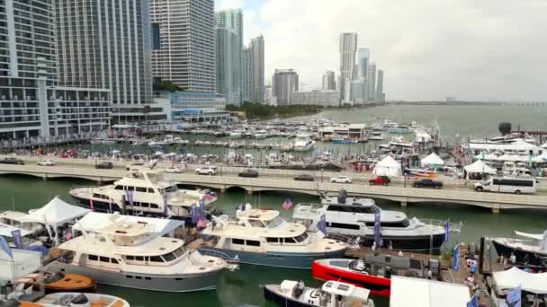 Flygdrönare Flyger Över Den Venetianska Causeway Miami International Boat Show — Stockvideo