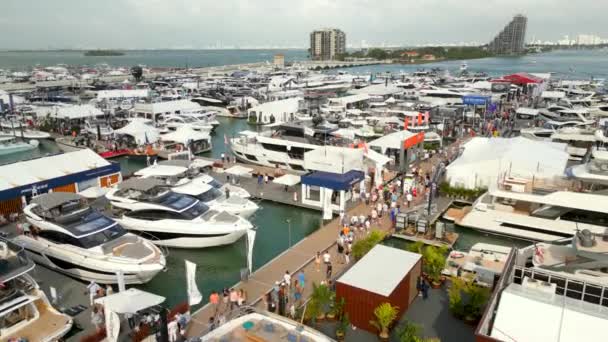 Boote Auf Der Miami International Boat Show — Stockvideo