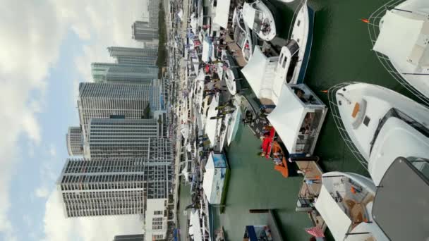 垂直空中ドローンビデオ マイアミ国際ボートショー — ストック動画