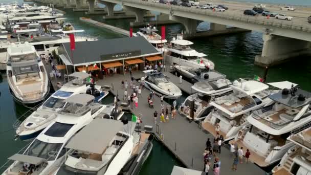 マイアミ国際ボートショーでアジムット — ストック動画