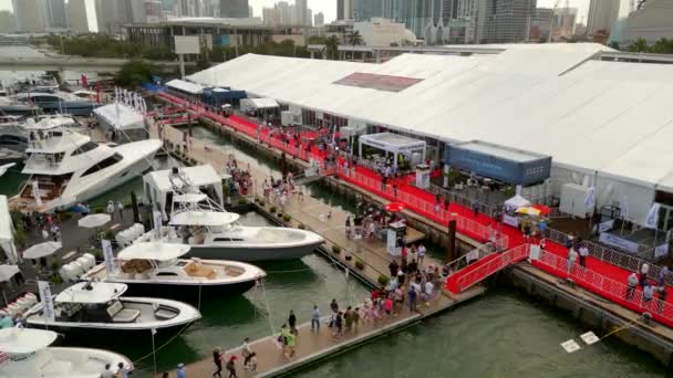 People Miami International Boat Show Circa 2023 — Vídeo de Stock