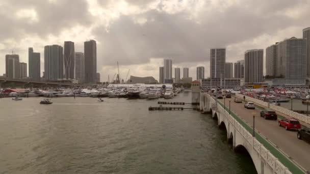 Motion Video Båtshow Miami Flygfoto Video Venetianska Causeway Iscensättningsområde — Stockvideo
