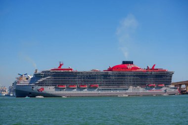 Miami, FL, ABD - 19 Şubat 2023: Port Miami 'deki Bakire Kadın