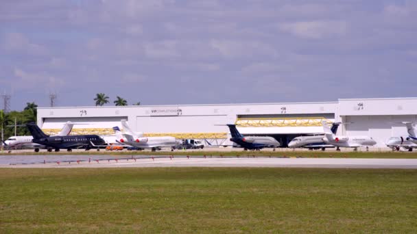 Slow Panning Video Private Jets Fll Fort Lauderdale Airport Hangars — Stock Video