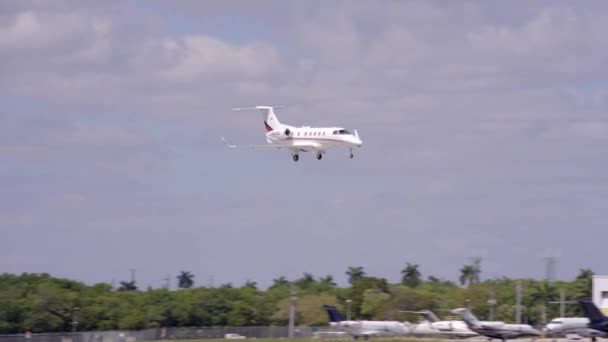 Jet Privé Affaires Atterrissant Aéroport Images Stock — Video