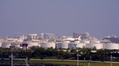 FLL Fort Lauderdale Uluslararası Havaalanına küçük bir özel jet inişi. Telefoto lensli 8k video