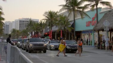 Fort Lauderdale Beach FL 'de bahar tatili trafiği. 8K stok görüntüsü