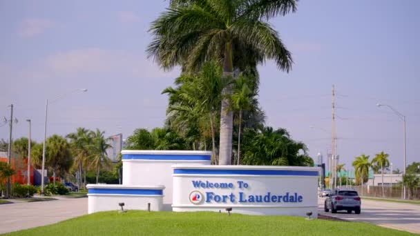 Stockvideo Välkommen Till Fort Lauderdale Skylt Med Handflator — Stockvideo