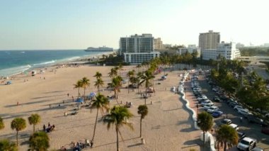 Fort Lauderdale Beach FL 'den ayrılan yolcu gemisi. Hava aracı videosu 4k