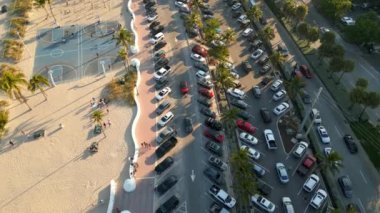 Fort Lauderdale Plajı otoparkı 2023 bahar tatili dolu.