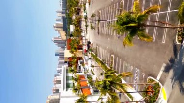 Aventura, FL, ABD - 1 Mart 2023: Dikey hava aracı videosu Esplanade Aventura Mall yapım 4k