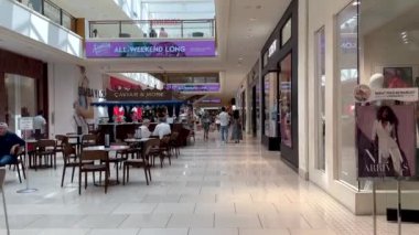 Aventura, FL, ABD - 1 Mart 2023 Aventura Alışveriş Merkezi 'nde perakende mağazaları. 4k motion video turu 2023