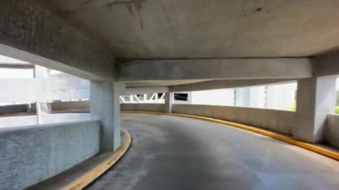 Aşağı doğru iniyor. 4K görüntüler endüstriyel otopark