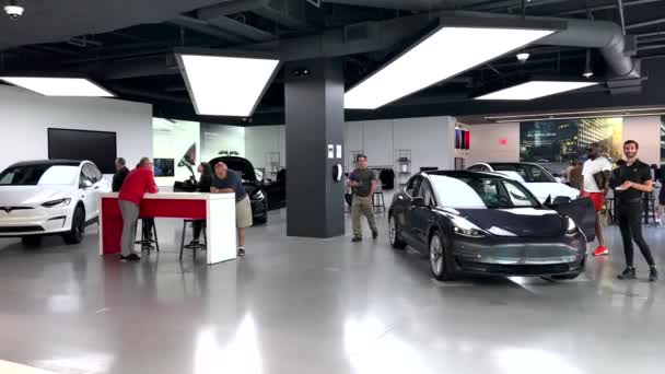 Aventura 2023年3月1日 Tesla Store Aventura Mall 4Kビデオ — ストック動画