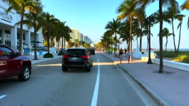 Fort Lauderdale, FL, ABD - 1 Mart 2023: Fort Lauderdale Plajı, Florida, yol, insanlar, bahar tatili, varış yeri, 4k, motion, video, video