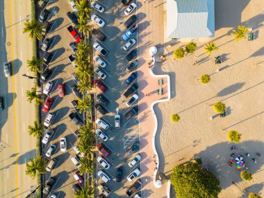 Fort Lauderdale plaj otoparkında havadan çekilmiş bir fotoğraf.