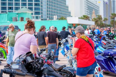 Daytona, FL, ABD - 10 Mart 20223: Daytona Beach FL Bisiklet Haftası Yıllık Motosiklet Tatili