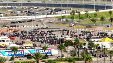 Daytona, FL, ABD - 10 Mart 2023: Motorsiklet tanıtımı Daytona Uluslararası Yarış Pisti. 4k hava aracı videosu