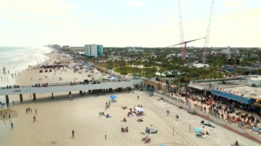 Daytona, FL, ABD - 10 Mart 2023: Hava aracı videosu Daytona Beach Main Street Pier ve tahta kaldırım kurulumu
