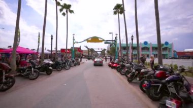 Daytona, FL, ABD - 10 Mart 2023: Daytona Sahili ana caddesinde bisiklet gezisi