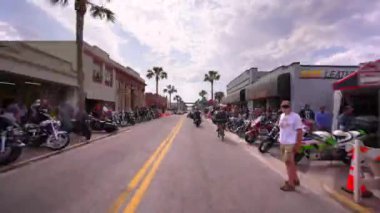 Daytona, FL, ABD - 10 Mart 2023: Timelapse Video Daytona Bisiklet Haftası Ana Cadde 2023